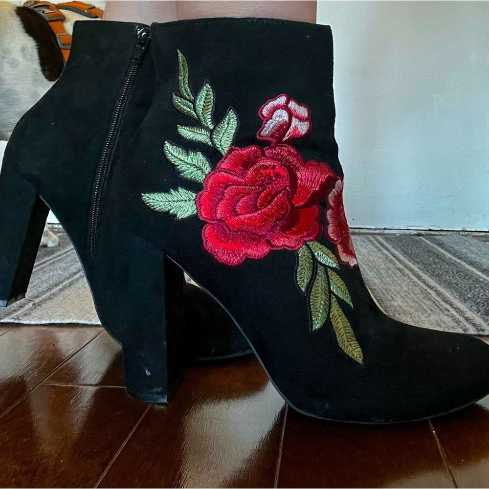 Size 9 Embroidered Rose Boots